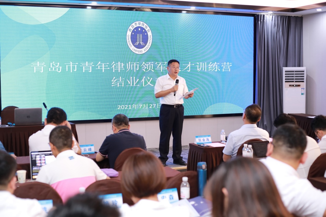 一群人在台上演讲&#xA;&#xA;描述已自动生成